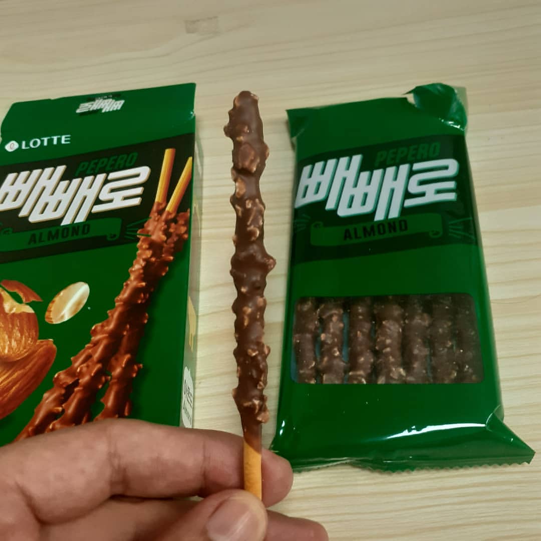 Pepero con trozos de almendra