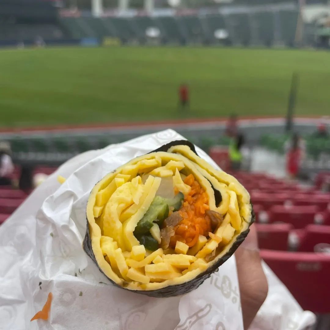 Tarde de Béisbol en Jamsil Sports Complex: Kimbap y Buen Ambiente