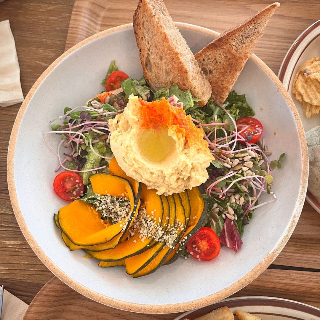 Deliciosa Sorpresa en Plant Cafe Seoul: Ensalada de Hummus y Calabaza Asada