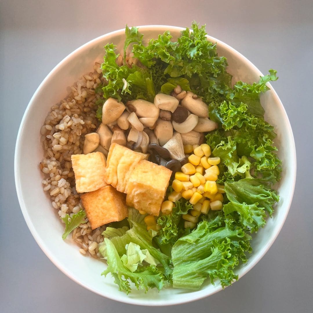 "Tofu Green Bowl" de Salady: Un Almuerzo Vegano Nutritivo y Satisfactorio