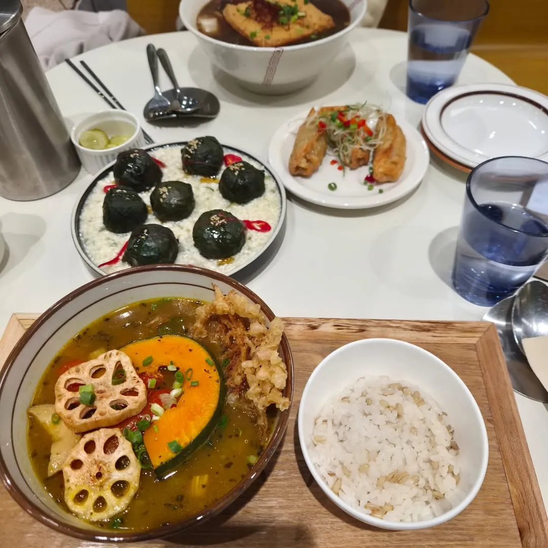 Almuerzo en Plantude COEX: curry, noodles y sabores reconfortantes